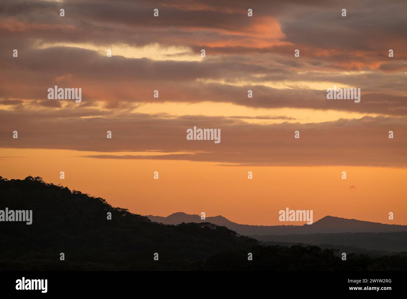 Blick auf die Landschaft in der Nähe von Granada bei Sonnenuntergang, Maseta Central, Nicaragua Stockfoto