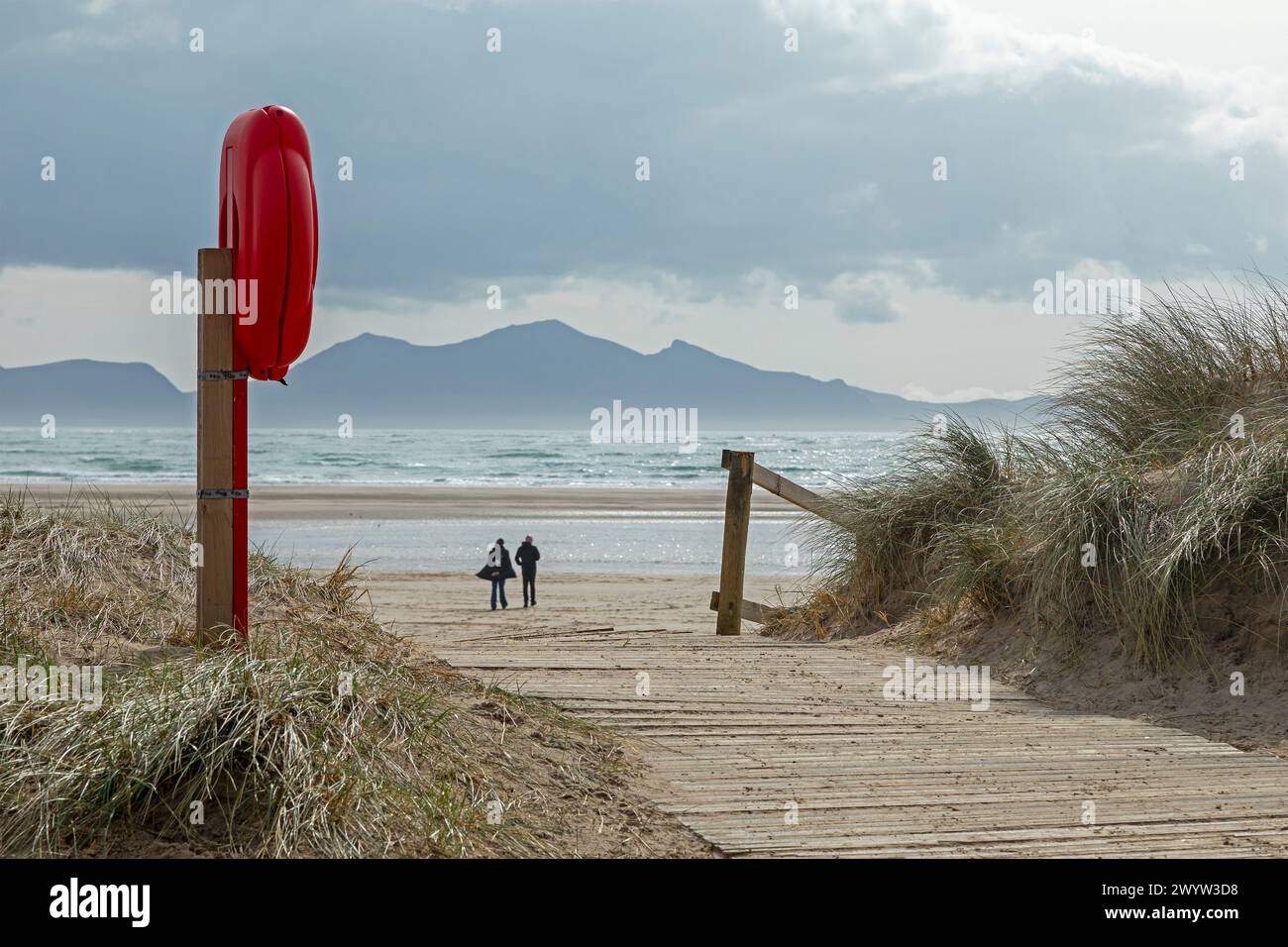 Rettungsboje, Eintritt zum Strand, Menschen, Berge, LLanddwyn Bay, Newborough, Anglesey Island, Wales, Großbritannien Stockfoto