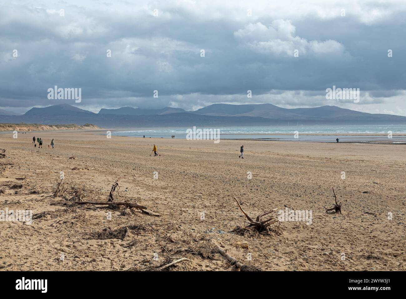 Strand, Menschen, Wolken, Berge, LLanddwyn Bay, Newborough, Anglesey Island, Wales, Großbritannien Stockfoto