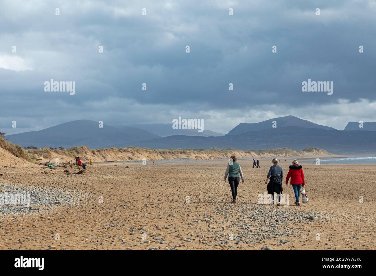 Strand, Menschen, Wolken, Berge, LLanddwyn Bay, Newborough, Anglesey Island, Wales, Großbritannien Stockfoto
