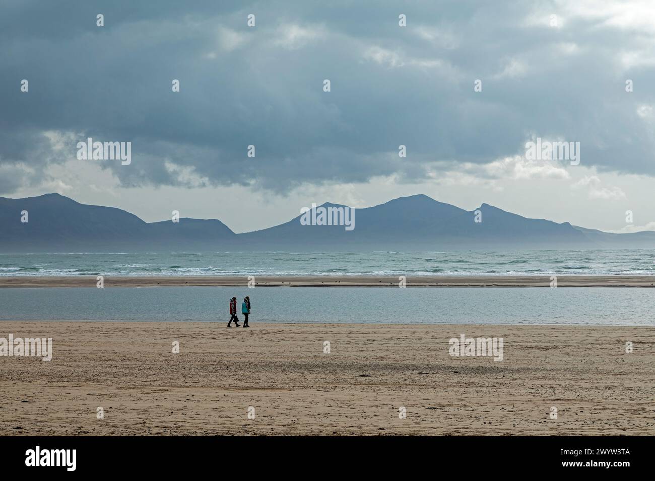 Strand, Menschen, Wolken, Berge, LLanddwyn Bay, Newborough, Anglesey Island, Wales, Großbritannien Stockfoto