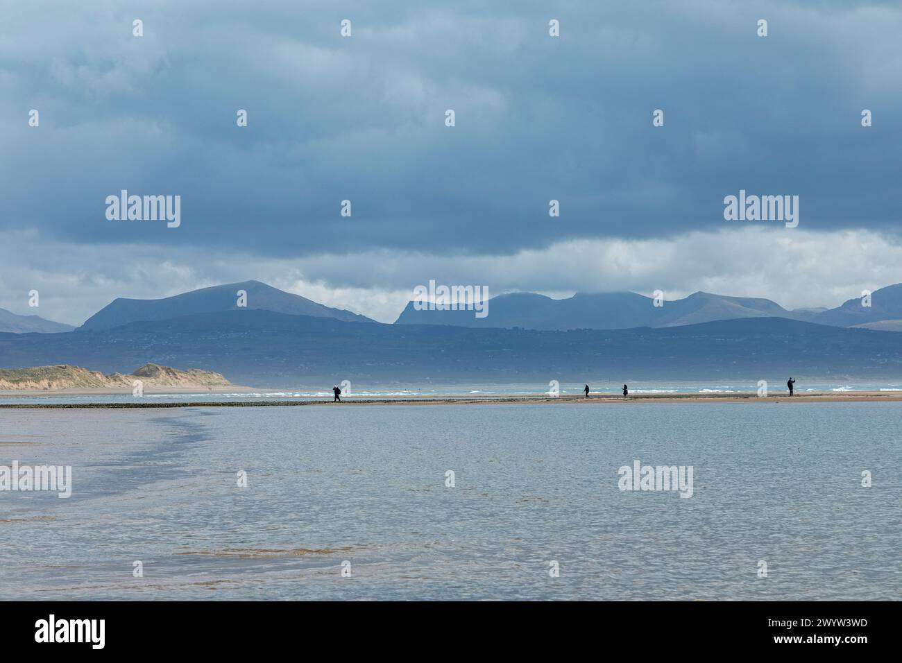 Strand, Menschen, Wolken, Berge, LLanddwyn Bay, Newborough, Anglesey Island, Wales, Großbritannien Stockfoto