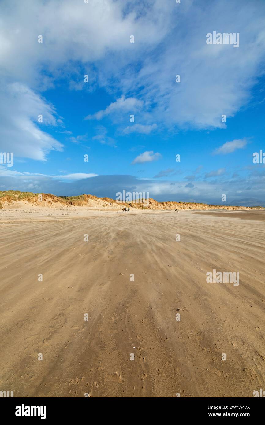 Wind weht Sand über Strand, Wolken, LLanddwyn Bay, Newborough, Anglesey Island, Wales, Großbritannien Stockfoto