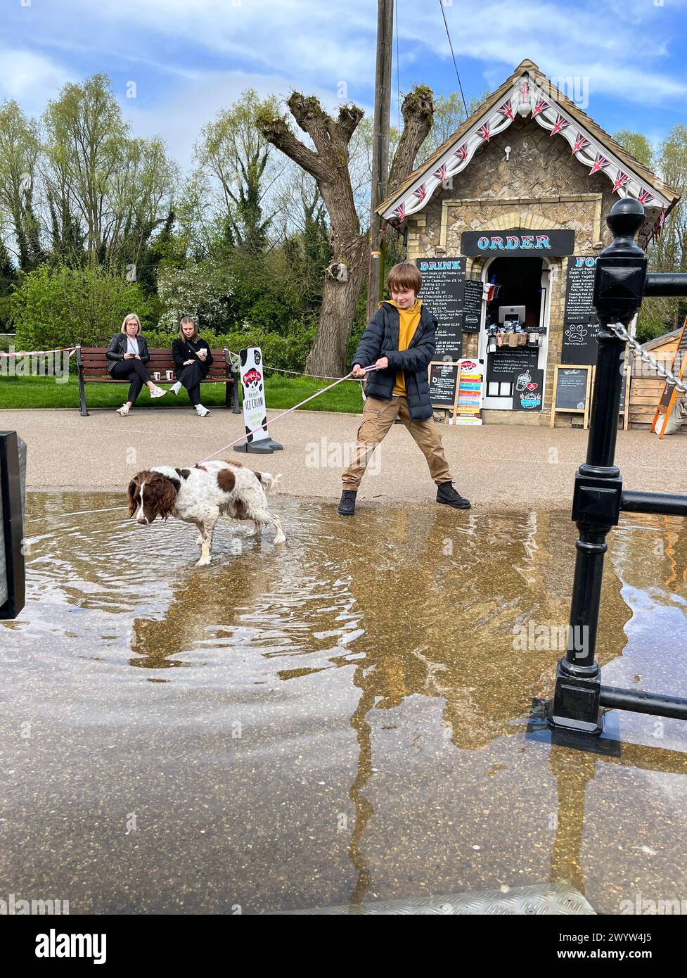 Während der Flut und der Sonnenfinsternis im Hochwasser plätschert der Fluss Medway am Allington Lock in der Nähe von Maidstone in Kent. Stockfoto