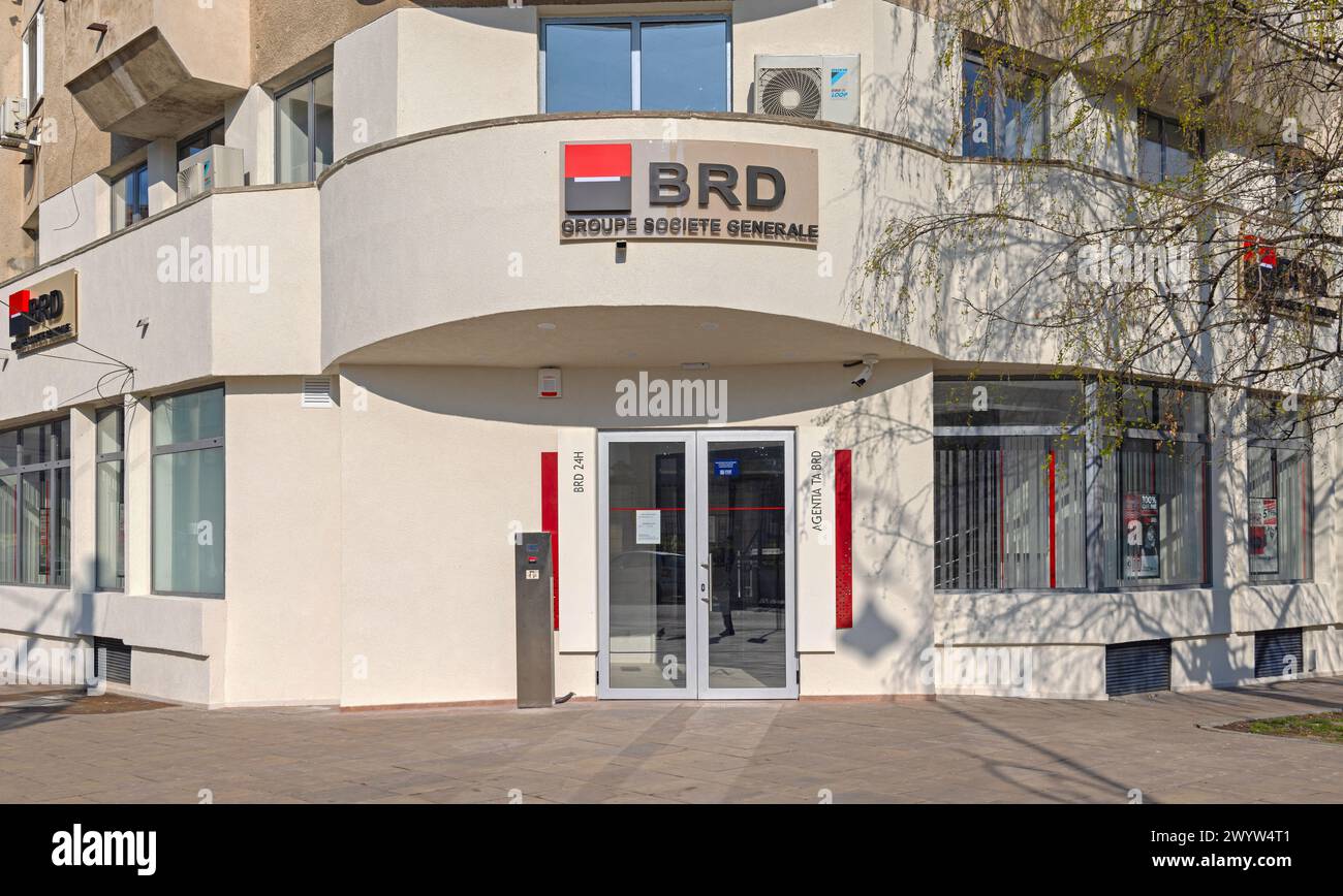 Craiova, Rumänien - 16. März 2024: Eintritt zum BRD Groupe Societe Generale Bank Building in der Mihai Viteazul Street Sunny Day. Stockfoto