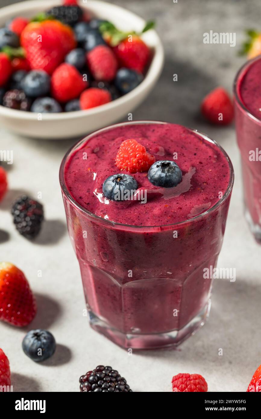 Gesunder erfrischender Mixed Berry Breakfast Smoothie mit Himbeeren und Heidelbeeren Stockfoto