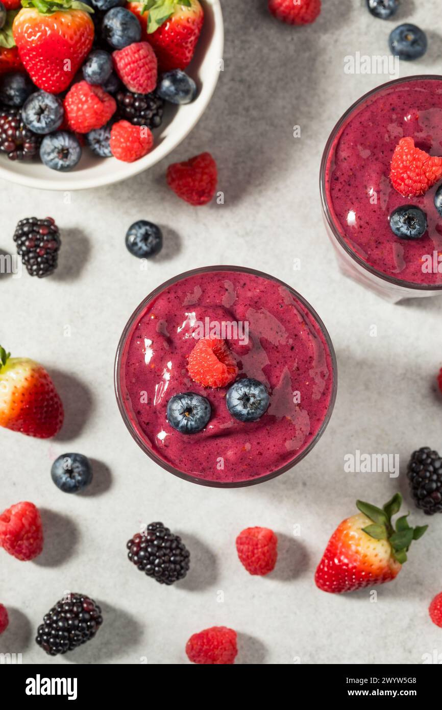 Gesunder erfrischender Mixed Berry Breakfast Smoothie mit Himbeeren und Heidelbeeren Stockfoto
