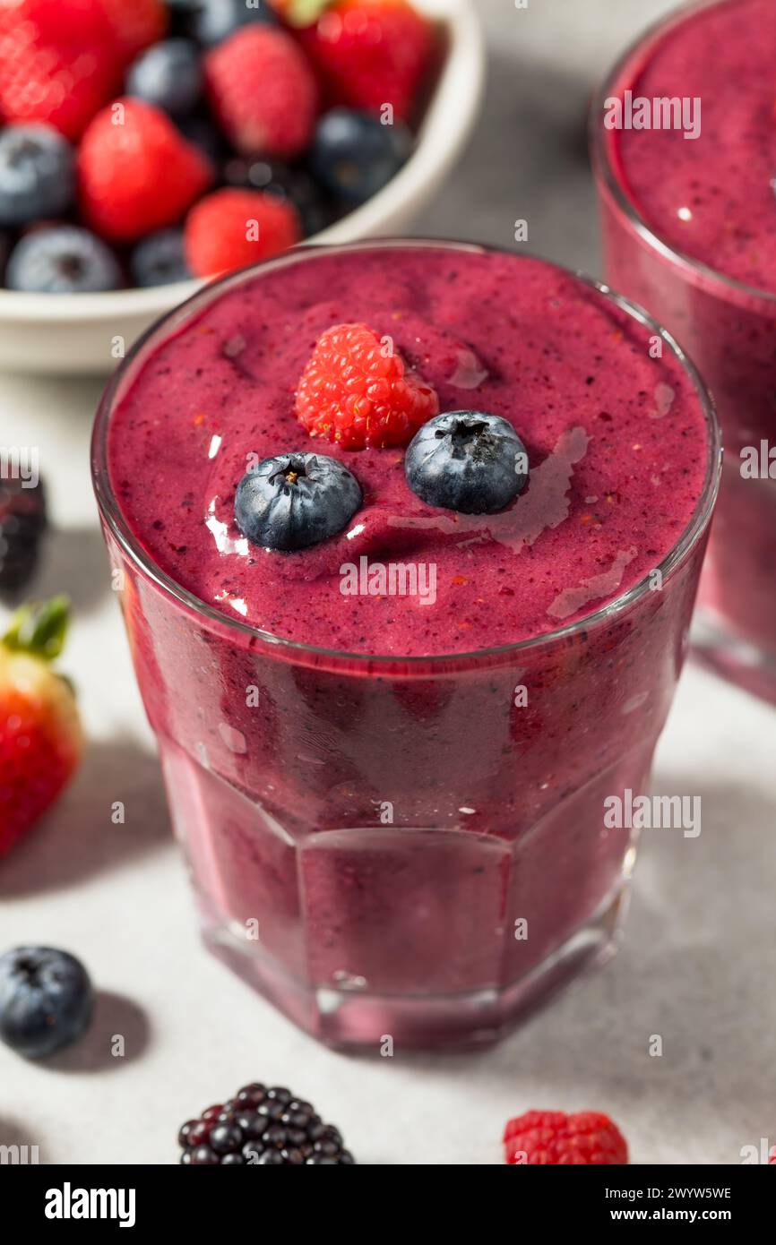 Gesunder erfrischender Mixed Berry Breakfast Smoothie mit Himbeeren und Heidelbeeren Stockfoto