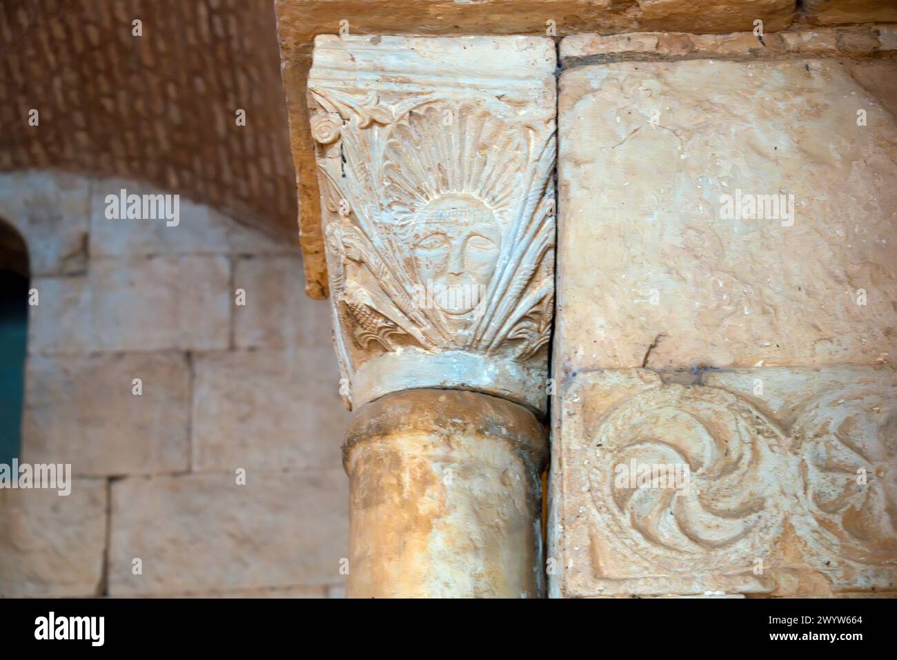 Die Seiten dieser Säulen haben ein großes, ernstes Gesicht und Ruhm dahinter. Dieser hier hat einen klaren Bezug auf die römische Sonnenverehrung. Die westgotische Kirche von San P. Stockfoto