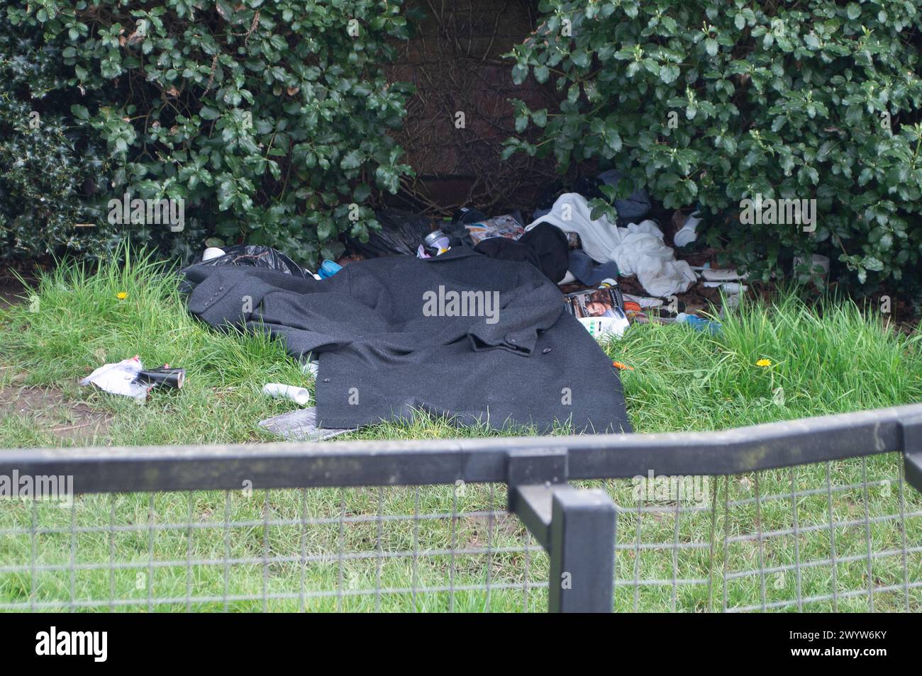 Chesham, Buckinghamshire, Großbritannien. April 2024. Betten auf Gras, die von einem rauen Schläfer in der Stadt Chesham, Buckinghamshire, verwendet werden. Der Gesetzesentwurf zur Strafjustiz wird derzeit vom Parlament durchlaufen. Umstritten könnte dies bedeuten, dass ein rauer Schläfer verhaftet wird, wenn er riecht. Kredit: Maureen McLean/Alamy Stockfoto