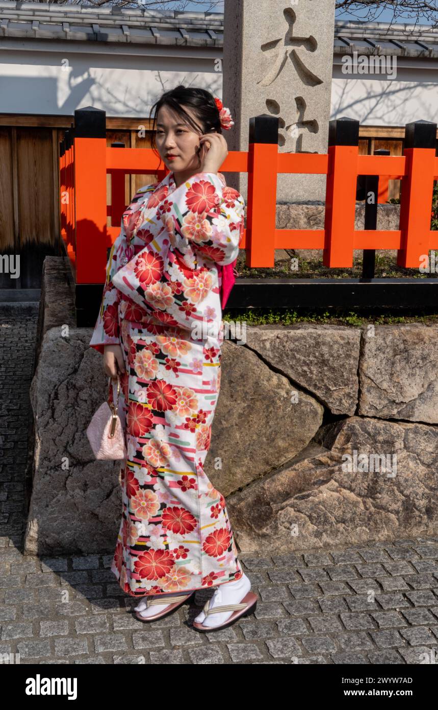 Frauen in traditioneller Kleidung besuchen Tempel und Schreine in Kyoto, Japan Stockfoto