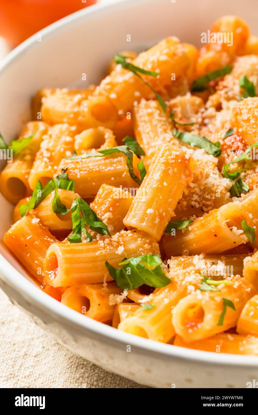 Hausgemachte italienische Maccheroni-Pasta mit Roter Sauce und Basilikum Stockfoto