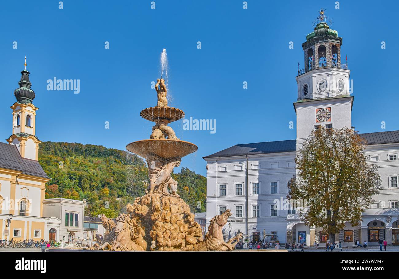 Salzburg, Österreich, der Carillon-Turm und der Pferdebrunnen auf dem Residenzplatz Stockfoto