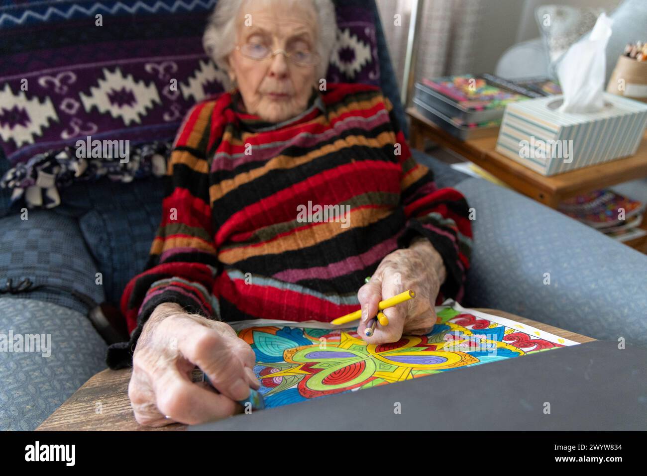 Ältere Frau (89 Jahre alt) mit Malbuch für Erwachsene, um Angst zu reduzieren und die Gehirnfunktion zu verbessern, Dover, Delaware Stockfoto
