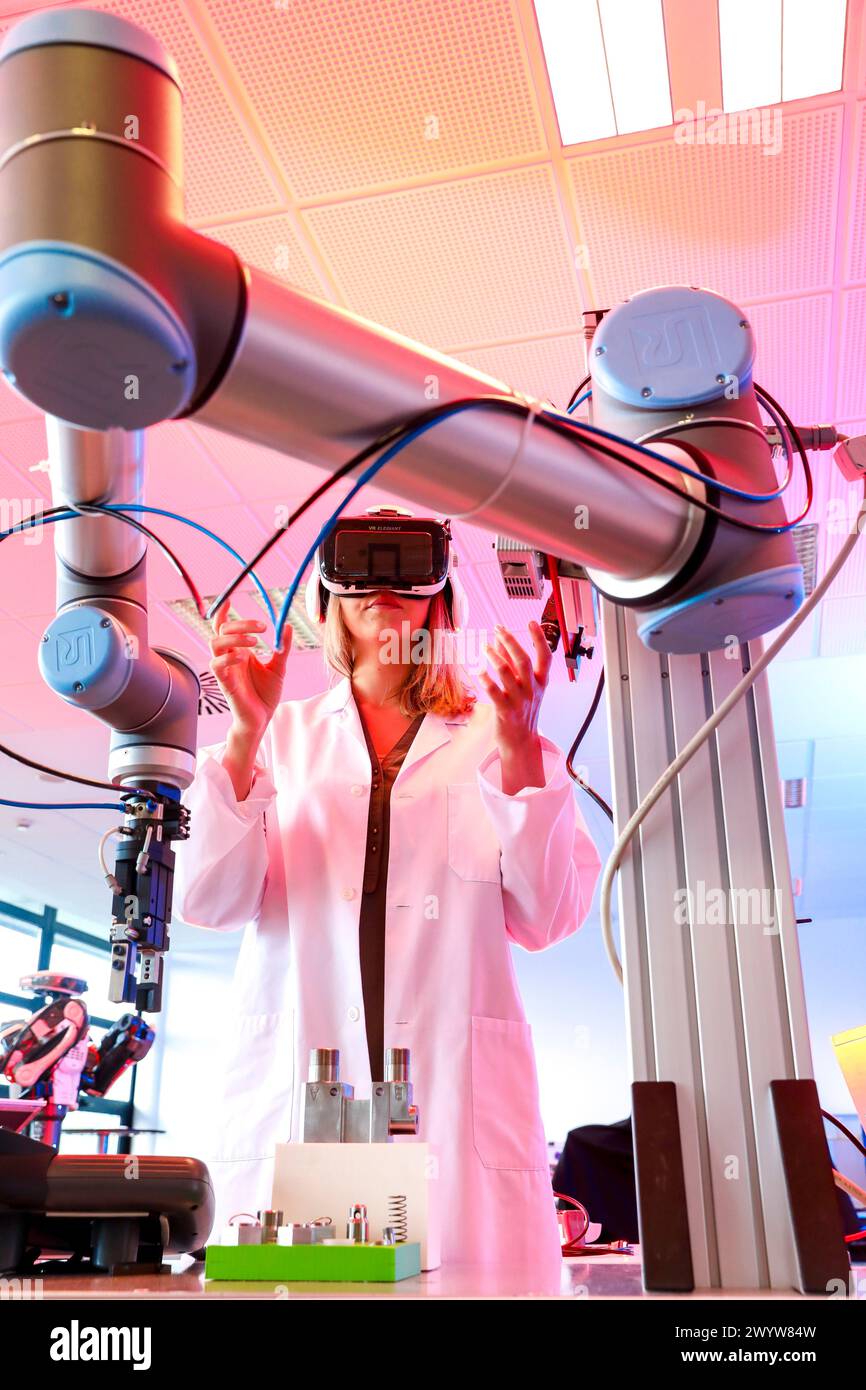 Roboterarm mit künstlicher Sicht, Forscher mit Virtual-Reality-Brille, VR, humanoider Roboter für Montageaufgaben in der Automobilindustrie in Zusammenarbeit mit Menschen, Industrie, Tecnalia Research & Innovation, Technologie- und Forschungszentrum, Miramon Technological Park, San Sebastian, Donostia, Gipuzkoa, Baskenland, Spanien, Europa. Stockfoto