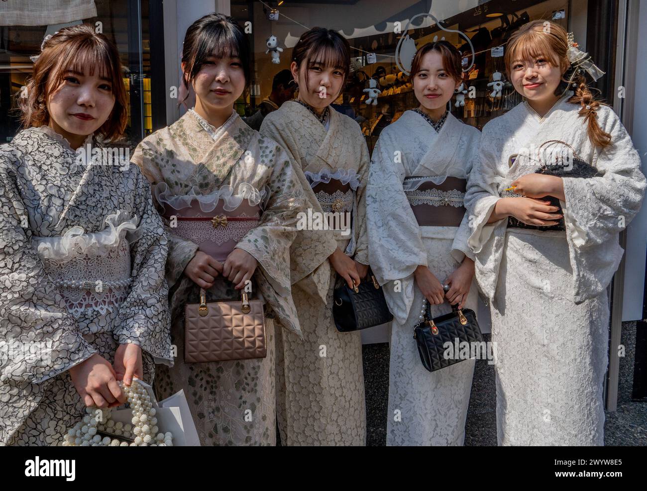 Frauen in traditioneller Kleidung besuchen Tempel und Schreine während der Kirschblüten-Sakura-Saison und Festivals in Kyoto, Japan Stockfoto