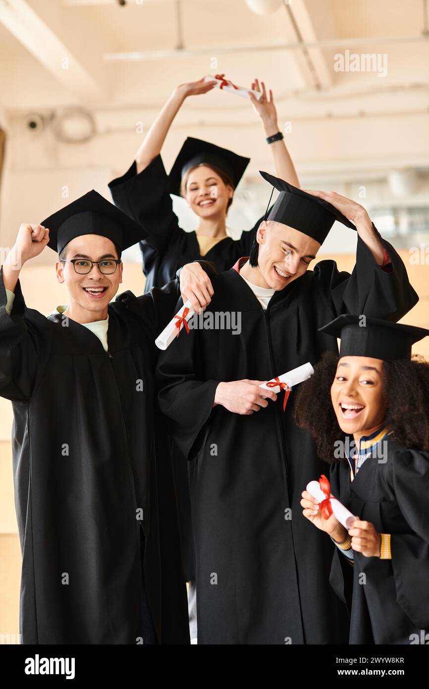 Gruppe multikultureller Universitätsstudenten in Abschlusskleidern und -Mützen, die sich glücklich für einen Gedenkmoment ausgeben. Stockfoto