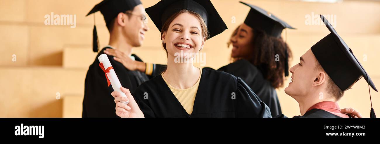 Eine Gruppe glücklicher Studenten in Abschlussmützen und -Kleidern, die ihre akademischen Leistungen bei einer Universitätszeremonie feiern. Stockfoto