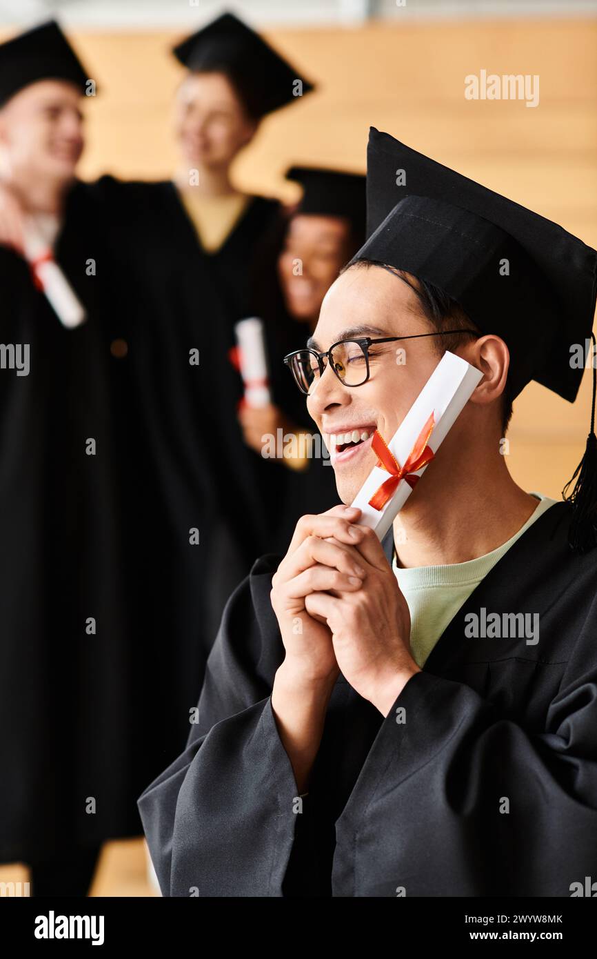 Asiatischer Mann, der stolz eine Abschlussmütze und ein Kleid trägt, symbolisiert akademische Leistung und Erfolg. Stockfoto