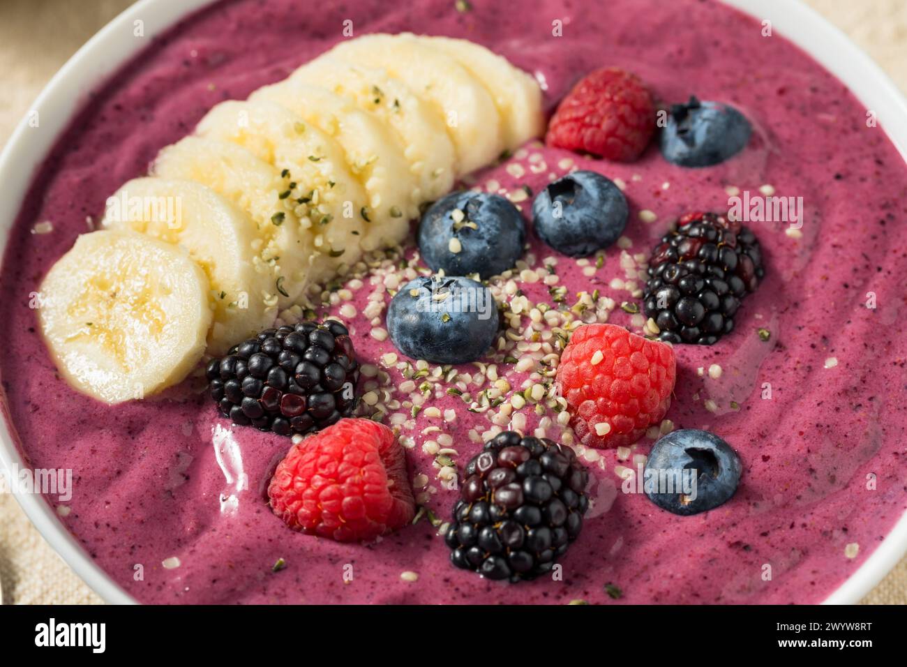 Hausgemachte gesunde Berry Smoothie Schüssel mit Banane und Hanf Stockfoto