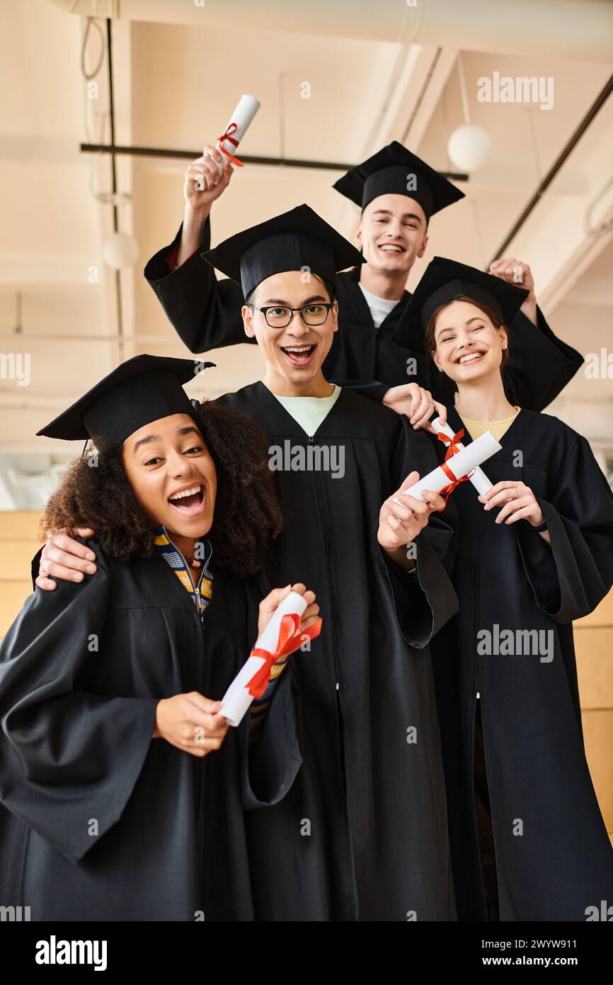 Eine vielfältige Gruppe von Studenten in Abschlusskleidern und akademischen Mützen lächelt für ein Bild, um ihren Bildungsmeilenstein zu feiern. Stockfoto