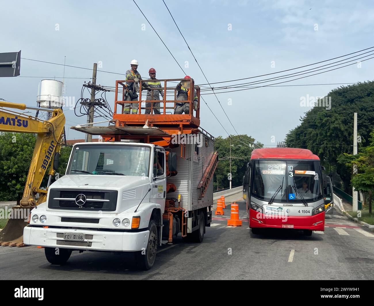 Sao Paulo, Sao Paulo, Brasilien. April 2024. SAO PAULO (SP) 08/2024 CRISIS-ENEL-REDE-ELETRICA. An diesem Montag, den 8. April 2024, führt das Stromunternehmen Enel Reparaturen im Stadtviertel Bras durch, das sich in der zentralen Region der Stadt Sao Paulo befindet, aufgrund ständiger Defekte und mangelnder Energie (Foto: Oslaim Brito/Thenews2/ZUMAPRESS) (Credit Image: © Oslaim Brito/TheNEWS2 via ZUMA Press Wire) NUR REDAKTIONELLE VERWENDUNG! Nicht für kommerzielle ZWECKE! Stockfoto