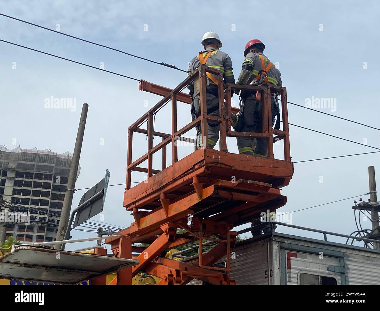 Sao Paulo, Sao Paulo, Brasilien. April 2024. SAO PAULO (SP) 08/2024 CRISIS-ENEL-REDE-ELETRICA. An diesem Montag, den 8. April 2024, führt das Stromunternehmen Enel Reparaturen im Stadtviertel Bras durch, das sich in der zentralen Region der Stadt Sao Paulo befindet, aufgrund ständiger Defekte und mangelnder Energie (Foto: Oslaim Brito/Thenews2/ZUMAPRESS) (Credit Image: © Oslaim Brito/TheNEWS2 via ZUMA Press Wire) NUR REDAKTIONELLE VERWENDUNG! Nicht für kommerzielle ZWECKE! Stockfoto