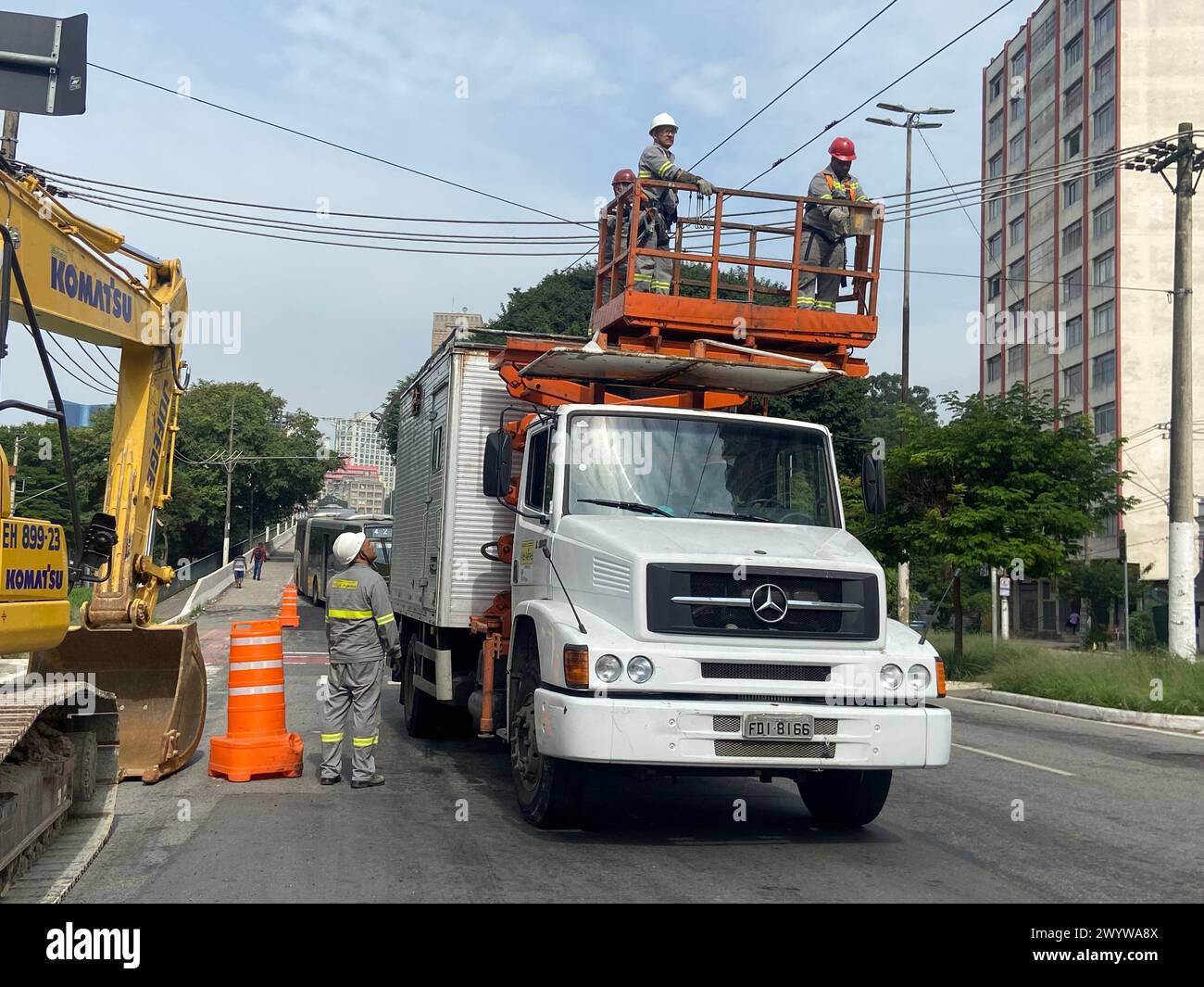 Sao Paulo, Sao Paulo, Brasilien. April 2024. SAO PAULO (SP) 08/2024 CRISIS-ENEL-REDE-ELETRICA. An diesem Montag, den 8. April 2024, führt das Stromunternehmen Enel Reparaturen im Stadtviertel Bras durch, das sich in der zentralen Region der Stadt Sao Paulo befindet, aufgrund ständiger Defekte und mangelnder Energie (Foto: Oslaim Brito/Thenews2/ZUMAPRESS) (Credit Image: © Oslaim Brito/TheNEWS2 via ZUMA Press Wire) NUR REDAKTIONELLE VERWENDUNG! Nicht für kommerzielle ZWECKE! Stockfoto