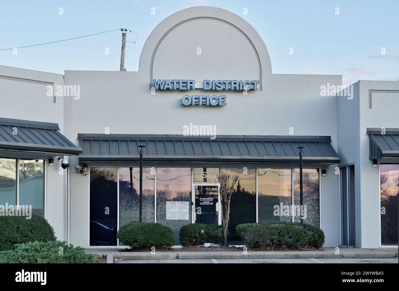 Houston, Texas USA 02-18-2024: Bürogebäude des Water District Company Business Storefront Außenansicht. Stockfoto