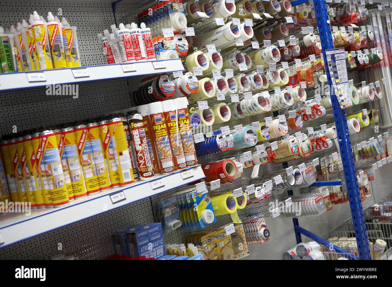 Baumarkt, Kleber und Klebeband. Irún, Gipuzkoa, Euskadi. Spanien. Stockfoto