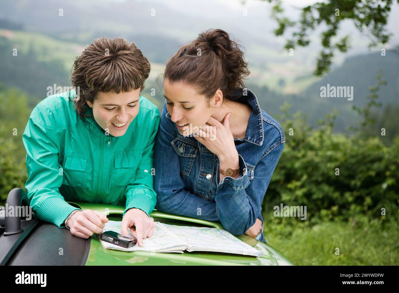 Freunde im Cabrio. Mirador de Udana, Oñate. Gipuzkoa, Euskadi. Spanien. Stockfoto