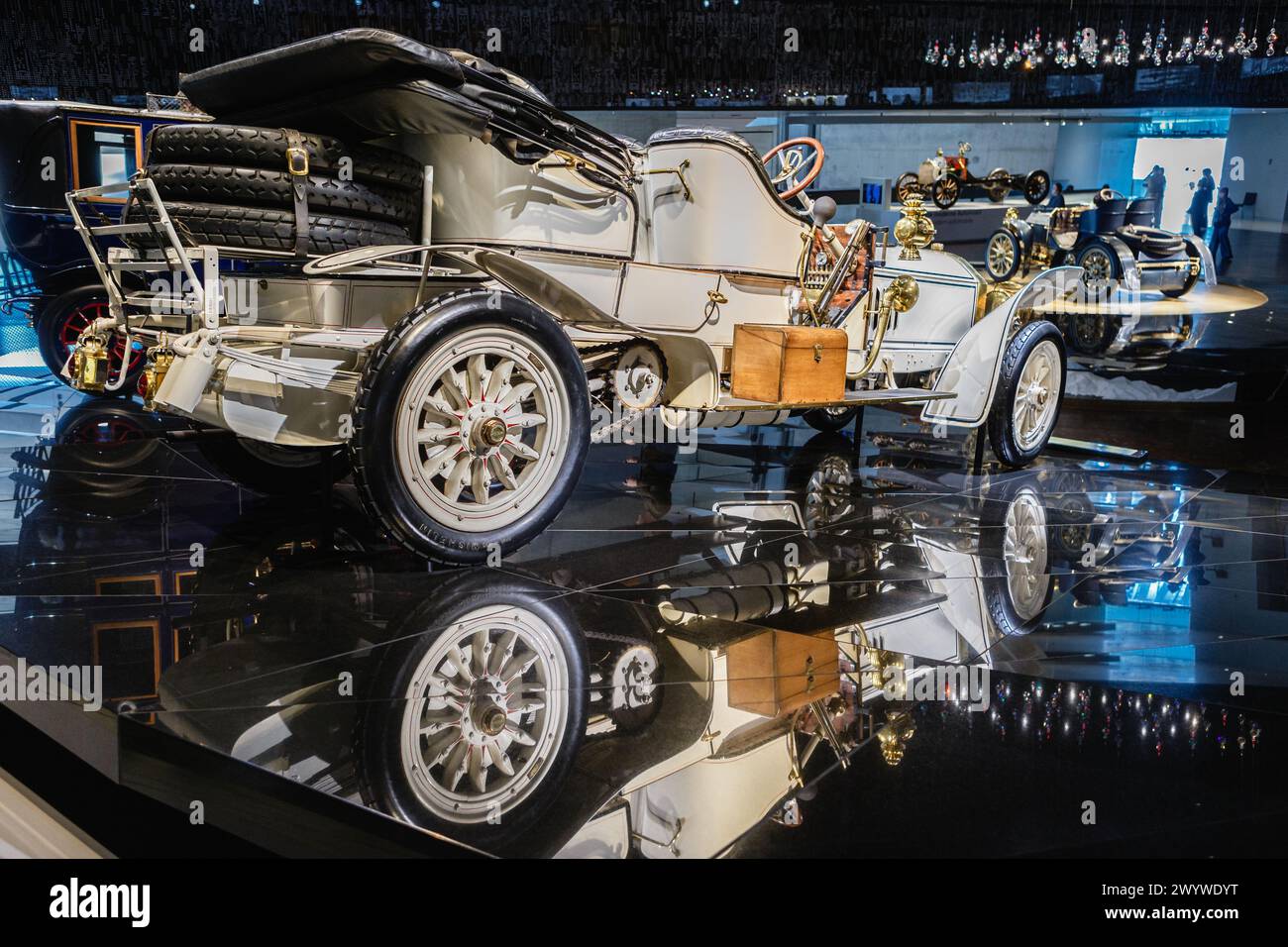 Ein Oldtimer im Mercedes-Benz Museum Interior, Stuttgart. Stockfoto