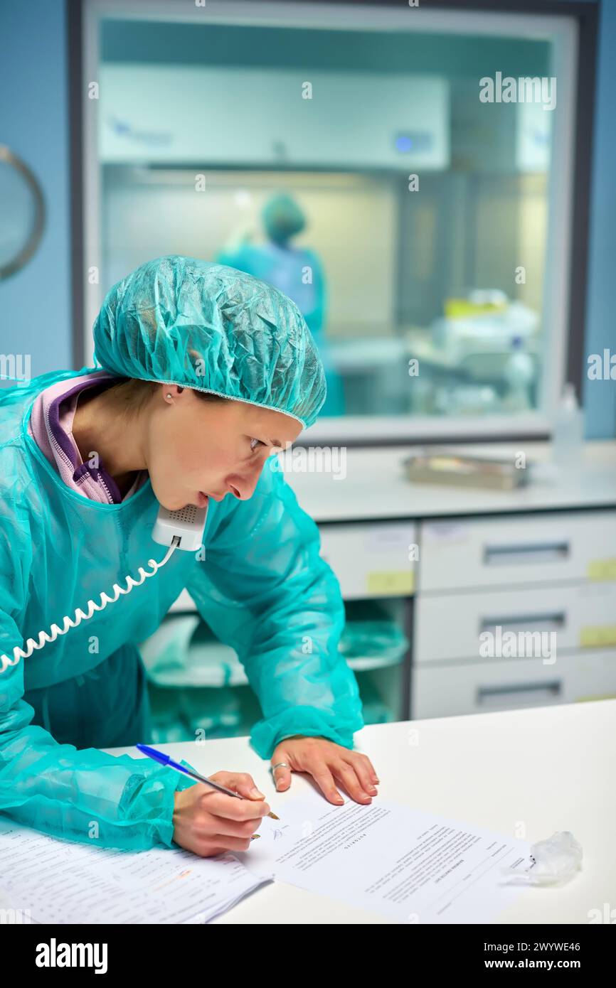 Zubereitung von Medikamenten, Reinraum, Apotheke, Krankenhaus Donostia, San Sebastian, Gipuzkoa, Baskenland, Spanien. Stockfoto