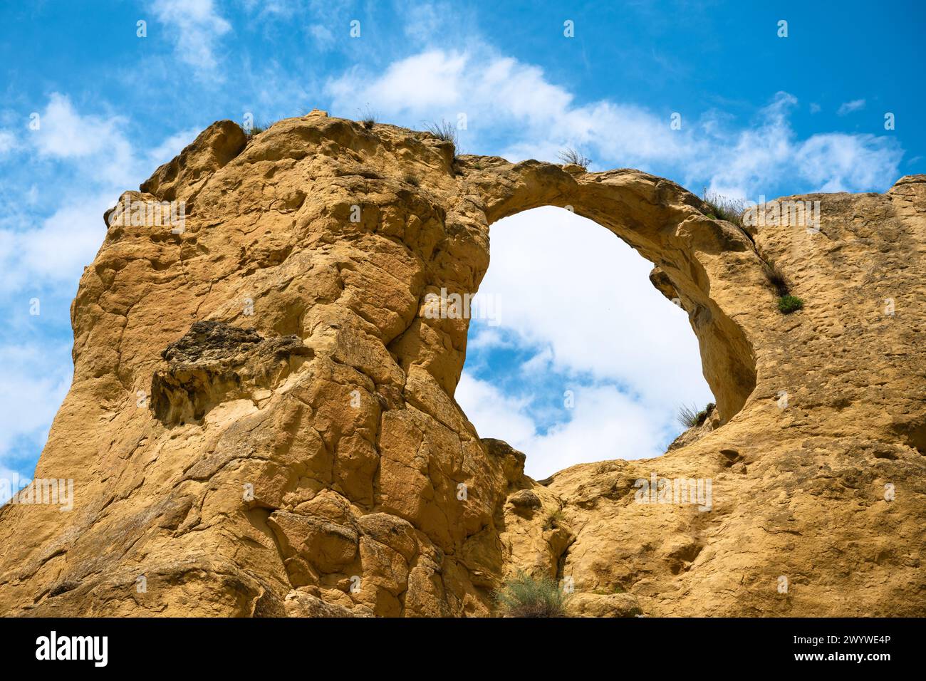 Bergring in Kislowodsk, Region Stavropol, Russland. Blick auf malerische Felsen und blauen Himmel im Sommer, Landschaft in Fensterform aus nächster Nähe. nat-Konzept Stockfoto