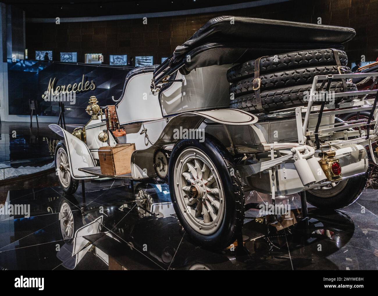 Mercedes-Benz Museum Interior, Stuttgart, Deutschland. Ein weißes, klassisches mercedez-Automobil im Museum. Stockfoto
