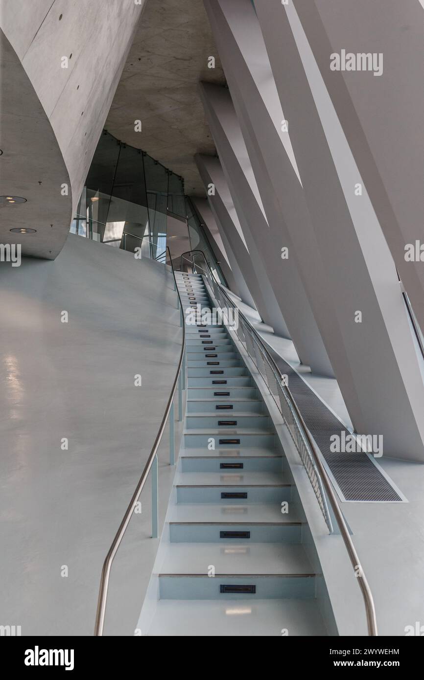 Raumskulptur Innenraum im Mercedes-Benz Museum, Stuttgart. Stockfoto