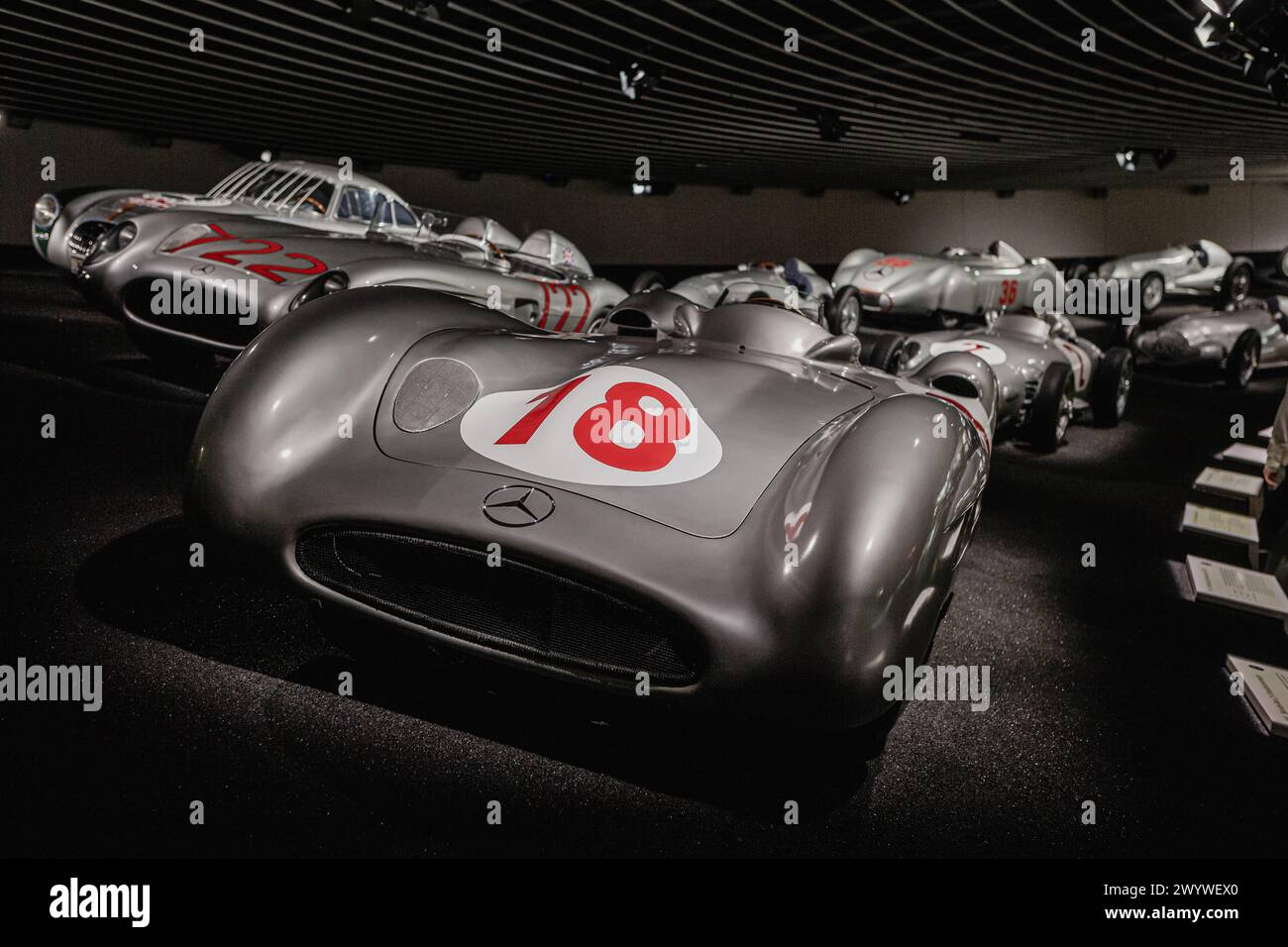 Silberpfeile im Mercedes-Benz Museum in Stuttgart. Stockfoto