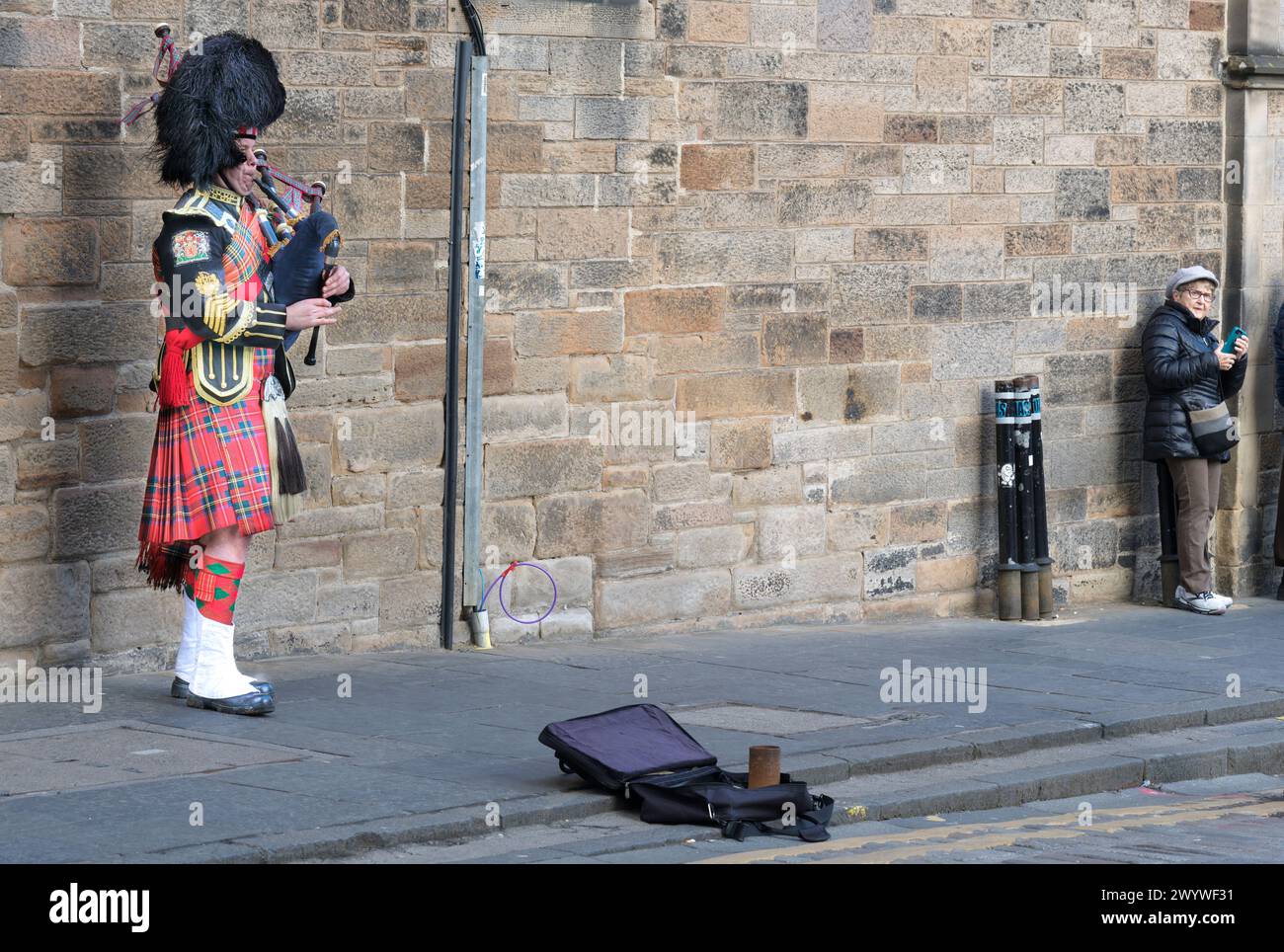 Ein Piper in schottischer Militäruniform auf Castlehill, Royal Mile, Edinburgh, Schottland. Stockfoto