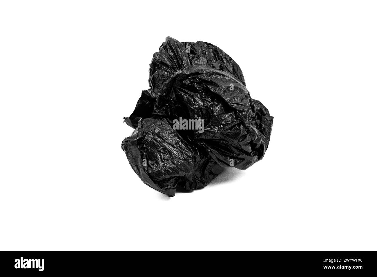Zerknitterter schwarzer Plastikmüllbeutel isoliert auf weißem Hintergrund. Stockfoto