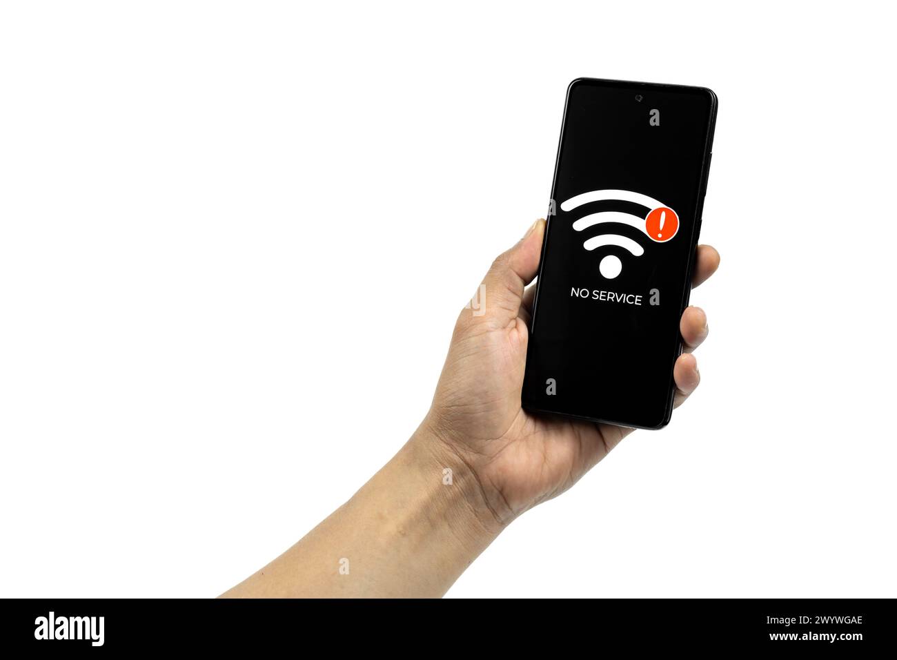 Zelluläre Problemkonzepte. Mann Hand hält das Smartphone mit dem Symbol „kein Service“ auf dem Bildschirm isoliert auf weißem Hintergrund. Alle Bildschirmgrafiken sind zusammengesetzt. Stockfoto