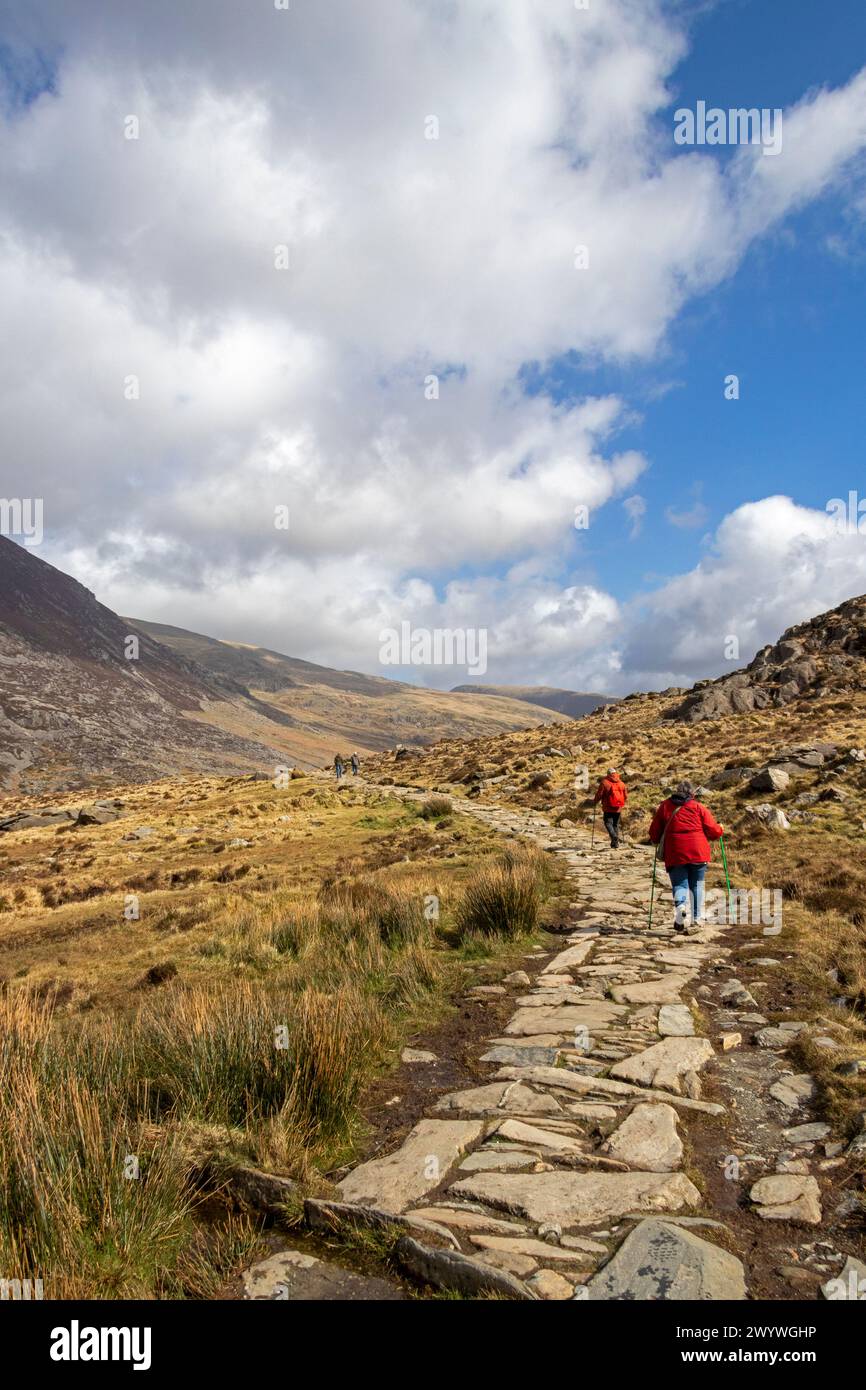 Wanderwege, Llyn Idwal Path, Snowdonia National Park in der Nähe von Pont Pen-y-Benglog, Bethesda, Bangor, Wales, Großbritannien Stockfoto