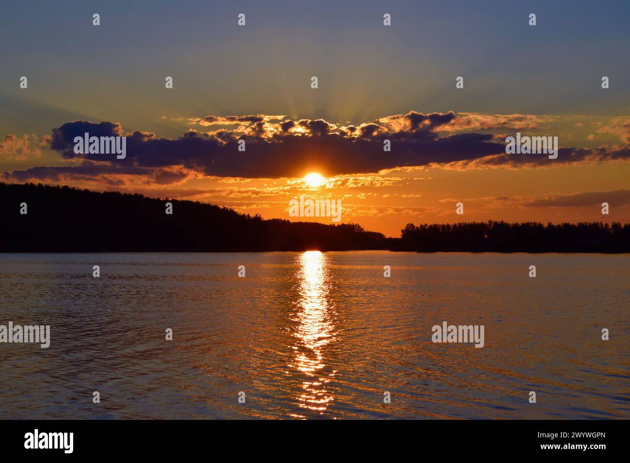 Wunderschöner Sonnenuntergang über dem See. Reflexion der Sonne im Wasser. Abends. Stockfoto
