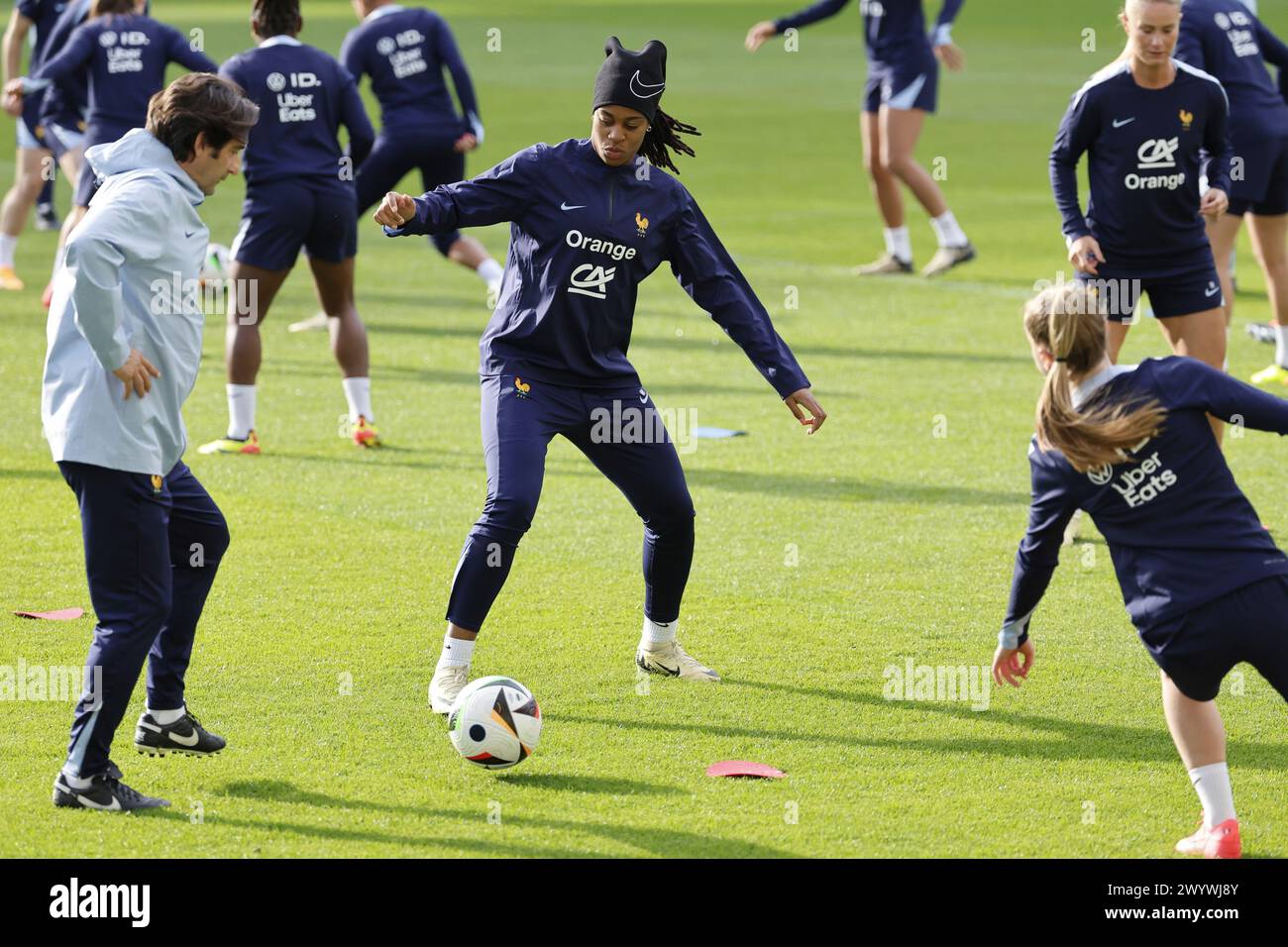 France's Marie-Antoinette Katoto, center, attends the French national team's training ahead of Tuesday's qualifying match against Sweden at Gamla Ullevi in Gothenburg, Sweden, Monday April 8, 2024. (Adam Ihse/TT News Agency via AP) Stockfoto