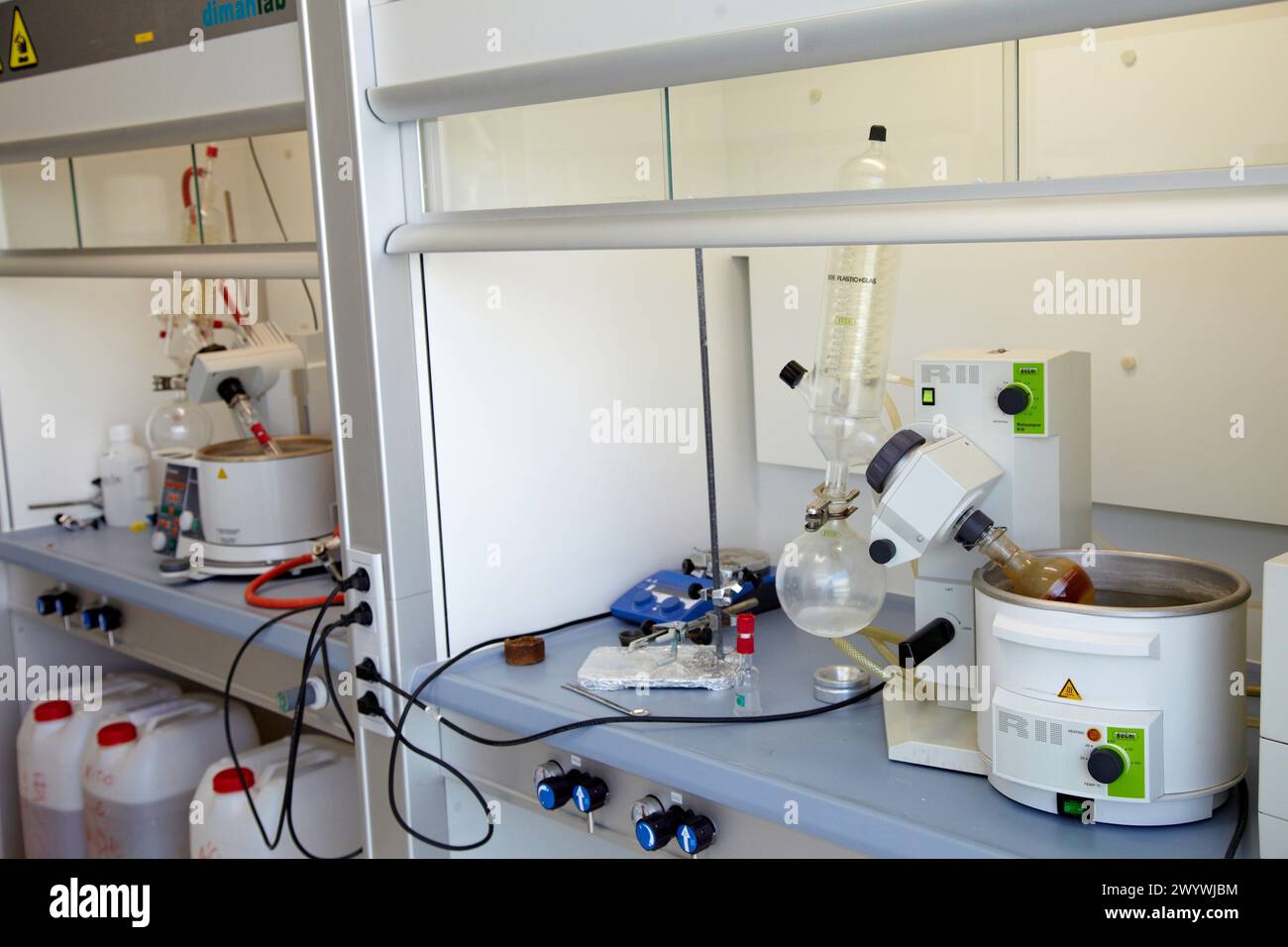 Rotavapor, Synthesis Laboratory, IkerChem Forschungslabor, Design und Synthese neuer chemischer Einheiten mit therapeutischen Anwendungen in der Onkologie, Entdeckung und Entwicklung neuartiger Medikamente zur Behandlung von Krebs, San Sebastian Technology Park, Miramon, Donostia, Gipuzkoa, Euskadi, Spanien. Stockfoto
