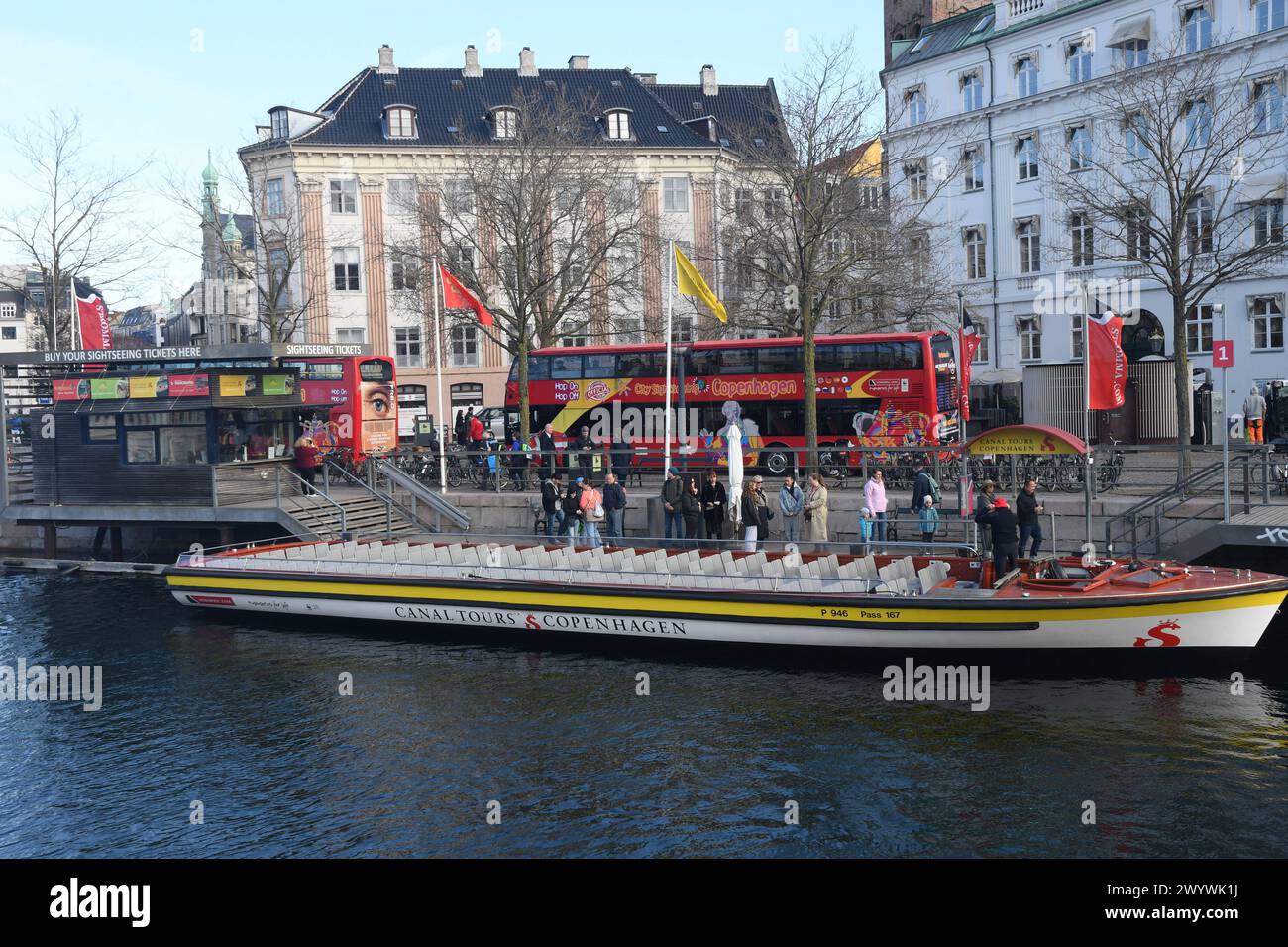 Kopenhagen, Dänemark /08 April 2024/.Kanaltouren Kopenhagener Bootstouren Ente im Kopenhagener Kanal oder Kanal in der dänischen Hauptstadt. Photo.Francis Joseph Dean/Dean Pictures Stockfoto