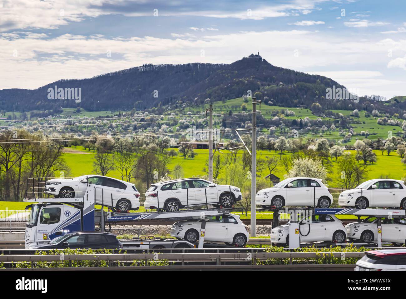 Autobahn A8, LKW bei Kirchheim an der Teck, Burg Teck. Autotransporter mit Neufahrzeugen der Marke Fiat. // 06.04.2024: Kirchheim an der Teck, Baden-Württemberg, Deutschland, Europa *** Autobahn A8, Lkw bei Kirchheim an der Teck, Burg Teck Autotransporter mit neuen Fiat Fahrzeugen 06 04 2024 Kirchheim an der Teck, Baden Württemberg, Deutschland, Europa Stockfoto