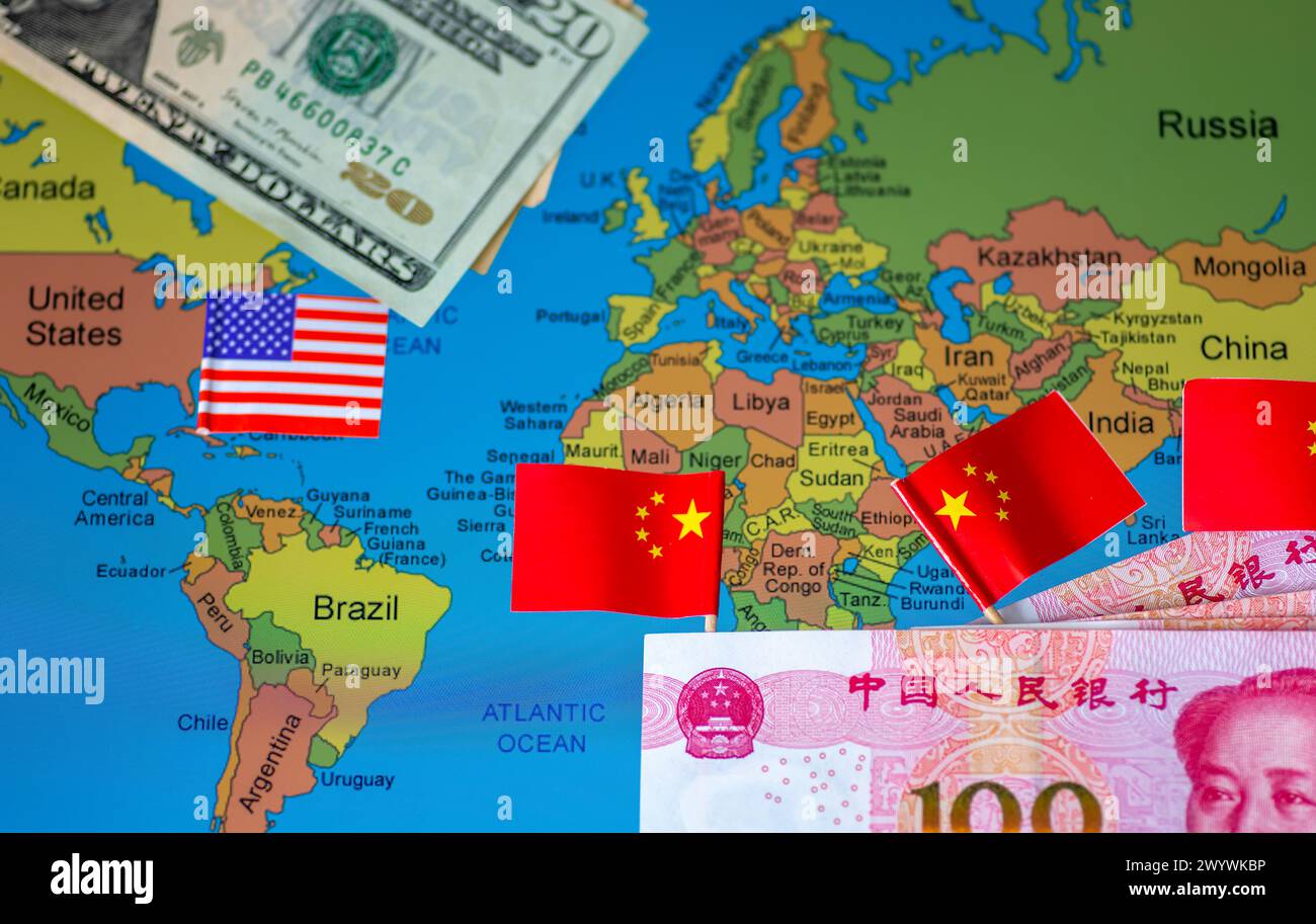 Eine geopolitische Wirtschaft, globaler Norden, globaler Süden, Konzept mit US-Dollar und Flagge, chinesischem Yuan und Flaggen über dem nördlichen und südlichen Teil von A Stockfoto