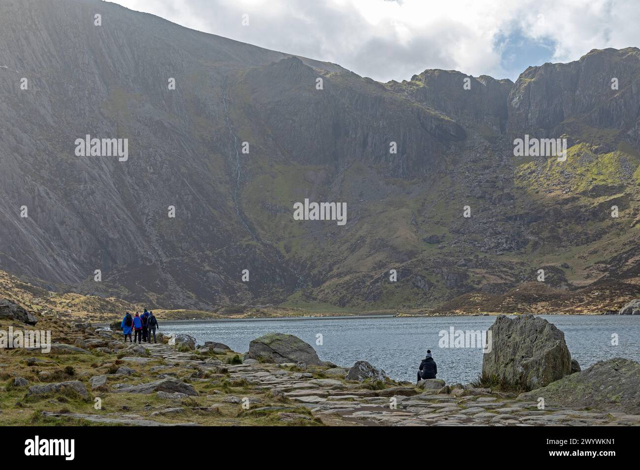 People, Lake Llyn Idwal, Snowdonia Nationalpark in der Nähe von Pont Pen-y-benglog, Bethesda, Bangor, Wales, Großbritannien Stockfoto