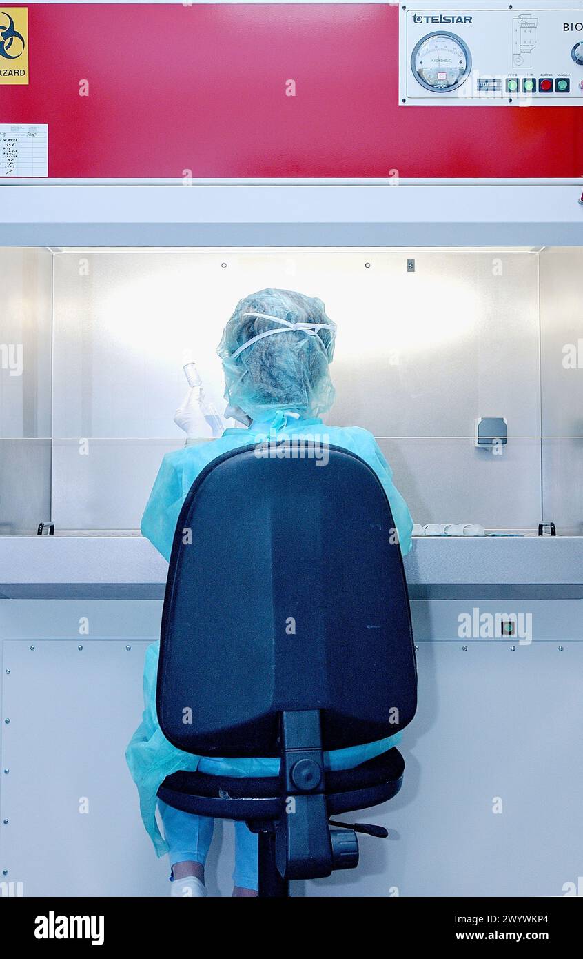 Antibiotikavorbereitung bei der Chemikerin des Krankenhauses. Stockfoto