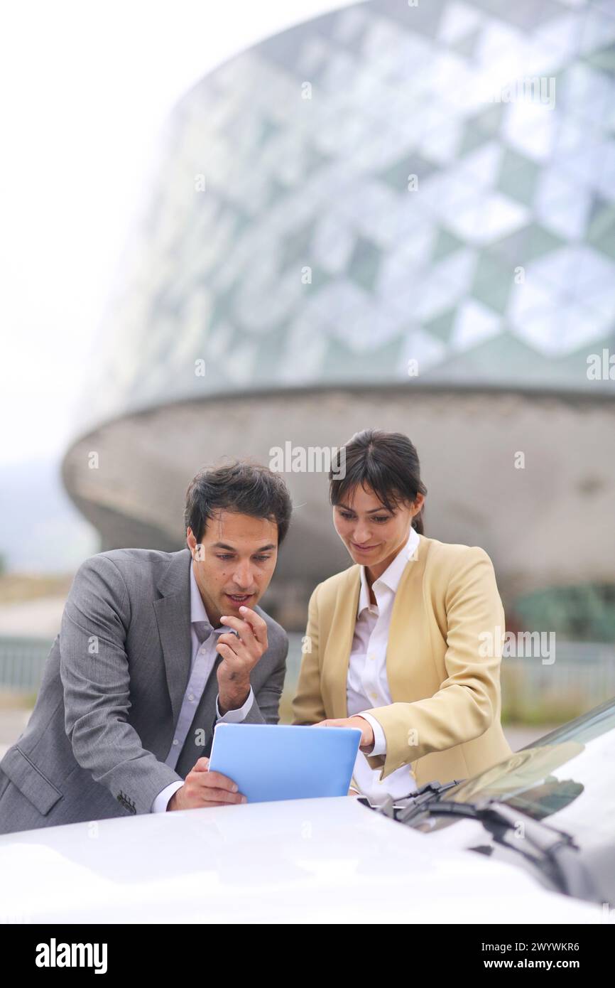 Kaufmann und Kauffrau mit Tablette Parken Business Center. San Sebastian Technology Park. Donostia. Gipuzkoa. Baskenland. Spanien. Stockfoto